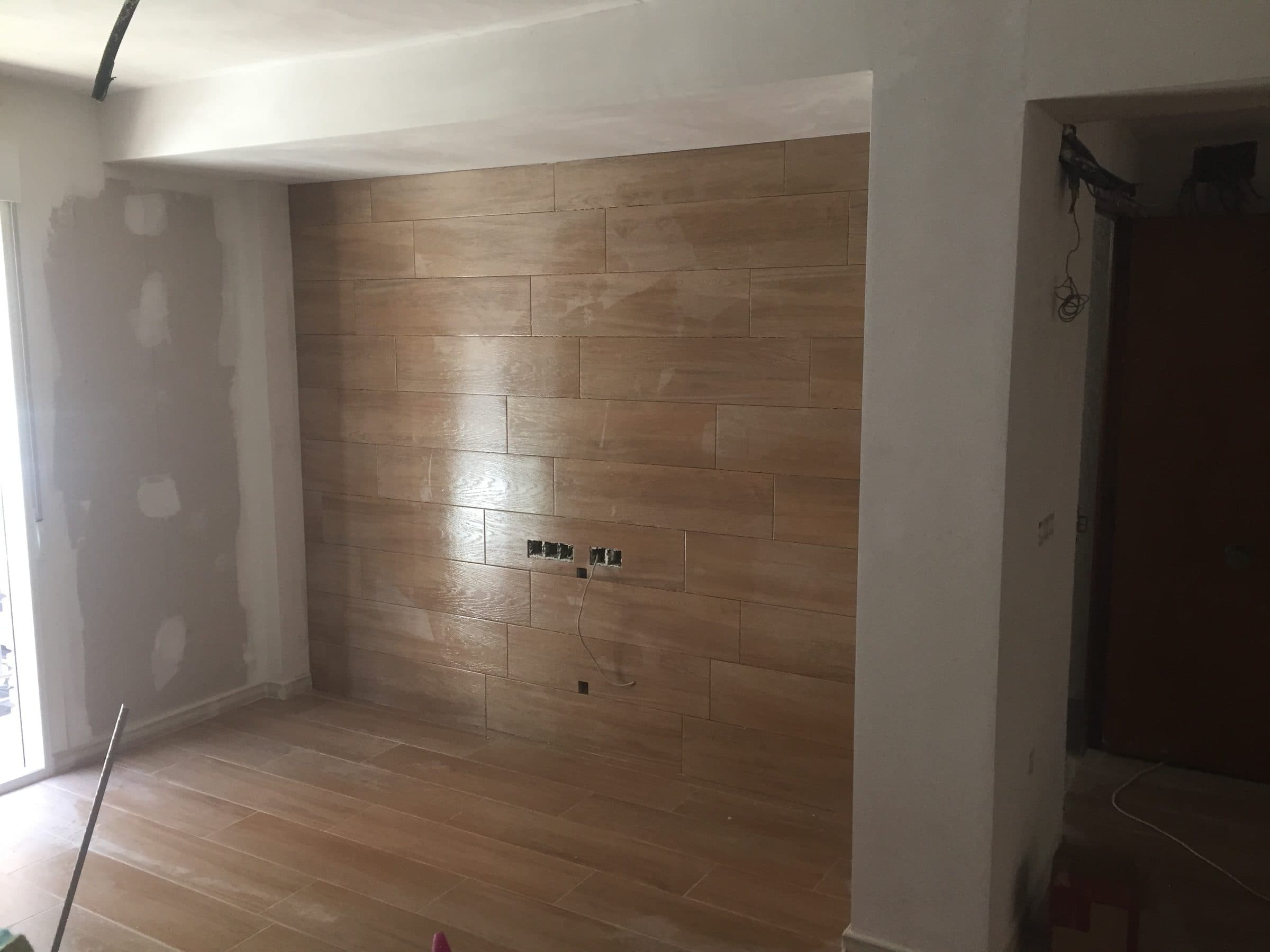 Reformas Integrales (Pared y suelo de porcelánico imitación madera), después
